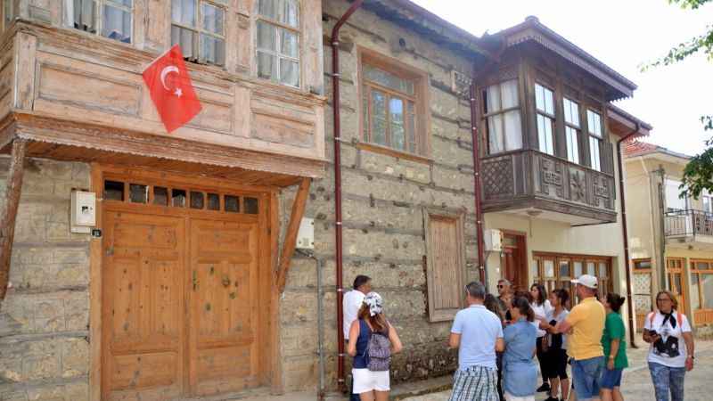 Antalya'nın düğmeli evleri yılda 8 bin kişiyi ağırlıyor Antalya'nın düğmeli evleri yılda 8 bin kişiyi ağırlıyor