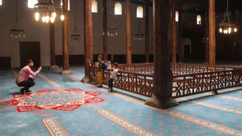 7 asırlık camiye ziyaretçilerin ilgisi yoğun 7 asırlık camiye ziyaretçilerin ilgisi yoğun