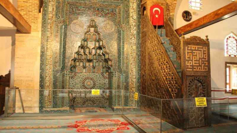 7 asırlık camiye ziyaretçilerin ilgisi yoğun 7 asırlık camiye ziyaretçilerin ilgisi yoğun