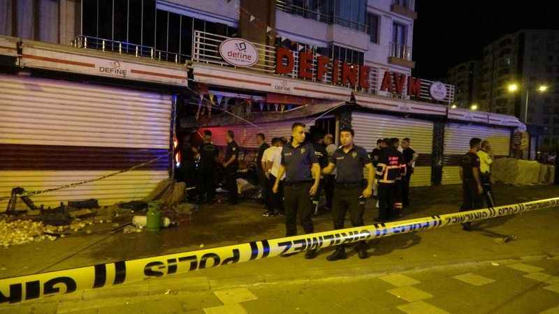 Diyarbakır’da kontrolden çıkan 2 otomobil markete daldı: 1 ölü, 5 yaralı Diyarbakır’da kontrolden çıkan 2 otomobil markete daldı: 1 ölü, 5 yaralı