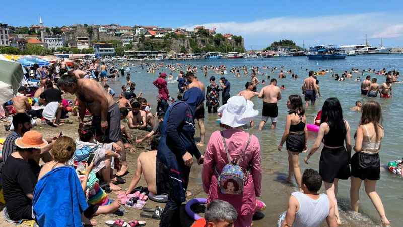 Amasra’da plajlar dolu, insan seli yaşandı