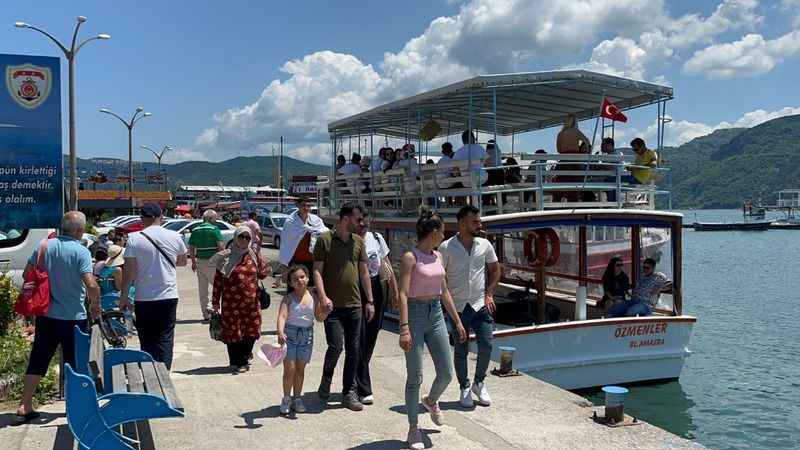 Amasra’da plajlar dolu, insan seli yaşandı