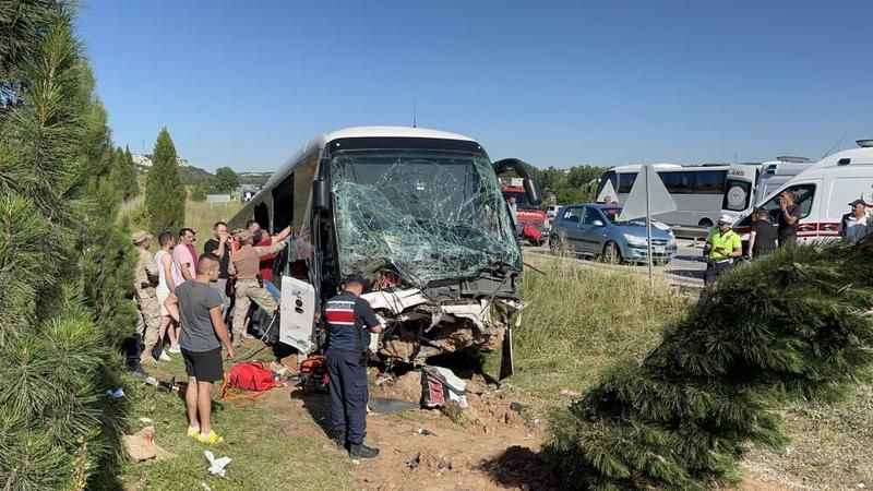Eskişehir’de otobüs yoldan çıktı: 35 yaralı Eskişehir’de otobüs yoldan çıktı: 35 yaralı