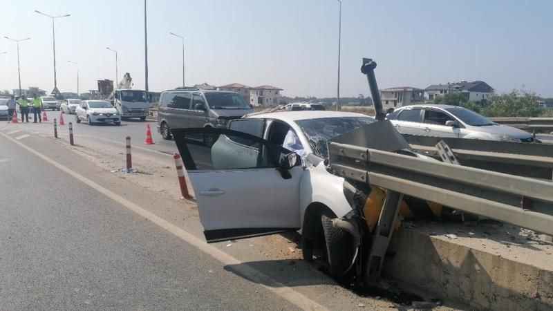 Antalya'da otomobil bariyere ok gibi saplandı: 1 ölü, 2 ağır yaralı