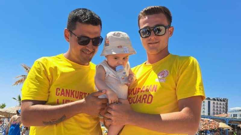 Balıkesir'de nefes borusuna yemek kaçan bebeği cankurtaranlar kurtardı Balıkesir'de nefes borusuna yemek kaçan bebeği cankurtaranlar kurtardı