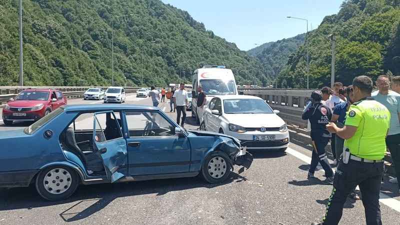 Bayram dönüş trafiğinde 7 araç birbirine girdi Bayram dönüş trafiğinde 7 araç birbirine girdi