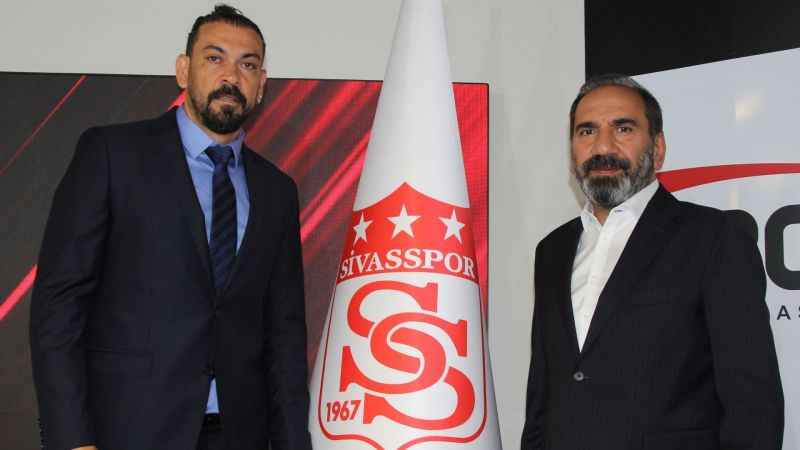 Servet Çetin, Sivasspor’a imzayı attı Servet Çetin, Sivasspor’a imzayı attı