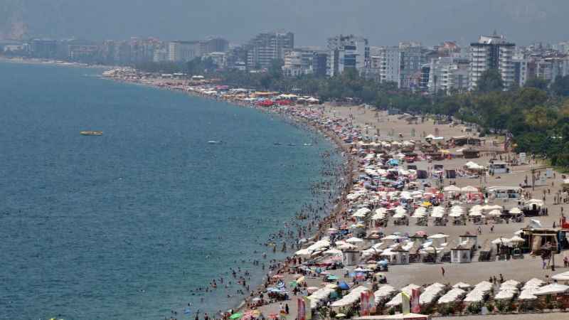 Antalya'ya bayramda tatilci yağdı, rakam beklenenin iki katı oldu