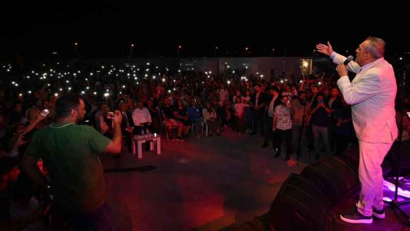 Yavuz Bingöl, depremzedelere konser verdi Yavuz Bingöl, depremzedelere konser verdi