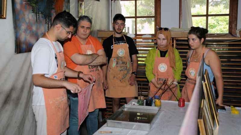 Yabancı öğrenciler ‘Ebru’ sanatını öğreniyor Yabancı öğrenciler ‘Ebru’ sanatını öğreniyor