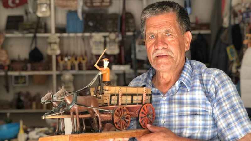 Köy evinin çatısında devlet desteği ile sanat yapıyor Köy evinin çatısında devlet desteği ile sanat yapıyor