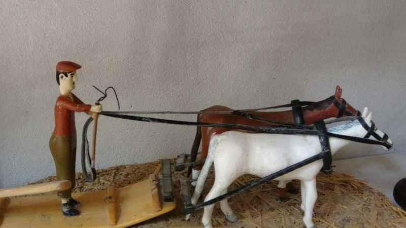 Köy evinin çatısında devlet desteği ile sanat yapıyor Köy evinin çatısında devlet desteği ile sanat yapıyor