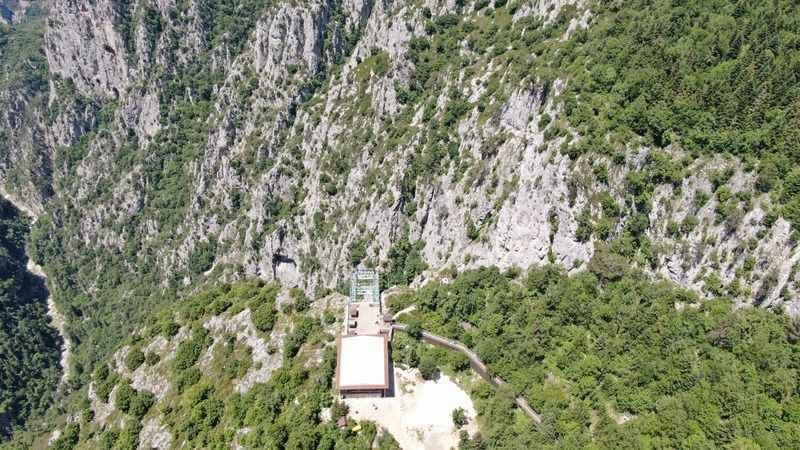 450 metre yükseklikteki cam teras nefes kesiyor 450 metre yükseklikteki cam teras nefes kesiyor