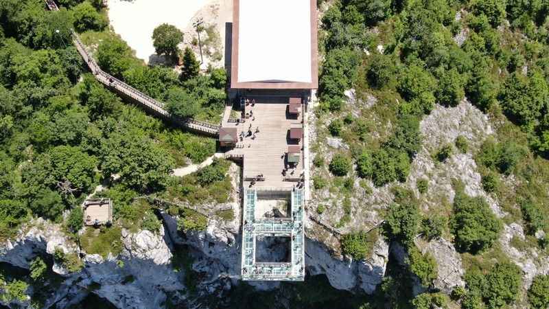 450 metre yükseklikteki cam teras nefes kesiyor 450 metre yükseklikteki cam teras nefes kesiyor