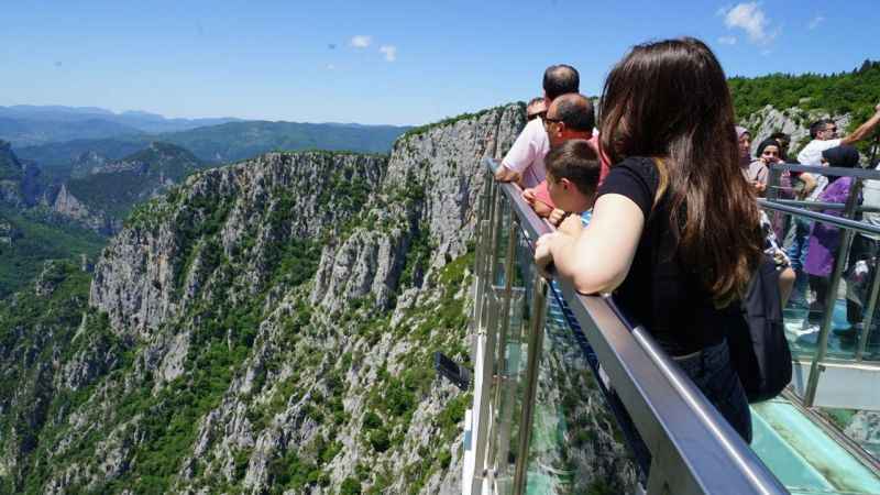 450 metre yükseklikteki cam teras nefes kesiyor 450 metre yükseklikteki cam teras nefes kesiyor