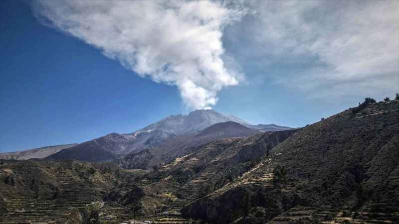 Peru'da Ubinas Yanardağı patladı, acil durum ilan edildi