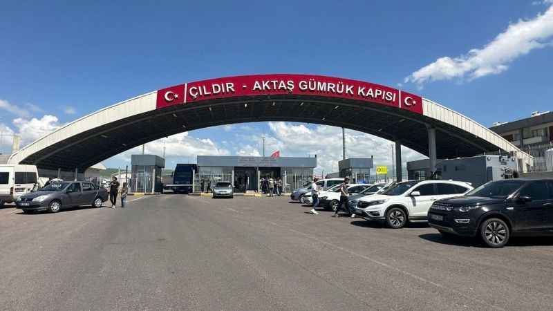 Aktaş Sınır Kapısı’nda telefon kuyruğu Aktaş Sınır Kapısı’nda telefon kuyruğu