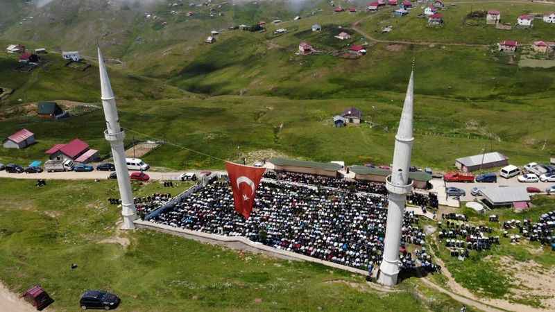 562 yıldır çimen üzerinde Cuma namazı kılınıyor 562 yıldır çimen üzerinde Cuma namazı kılınıyor