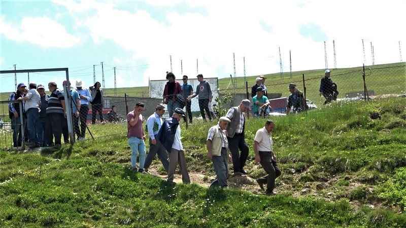 562 yıldır çimen üzerinde Cuma namazı kılınıyor 562 yıldır çimen üzerinde Cuma namazı kılınıyor