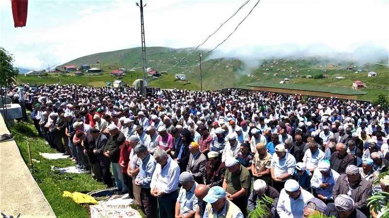 562 yıldır çimen üzerinde Cuma namazı kılınıyor 562 yıldır çimen üzerinde Cuma namazı kılınıyor