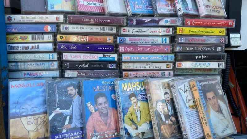 Yıllara meydan okuyarak 100 bin kaset biriktirdi Yıllara meydan okuyarak 100 bin kaset biriktirdi
