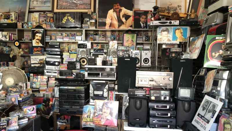 Yıllara meydan okuyarak 100 bin kaset biriktirdi Yıllara meydan okuyarak 100 bin kaset biriktirdi