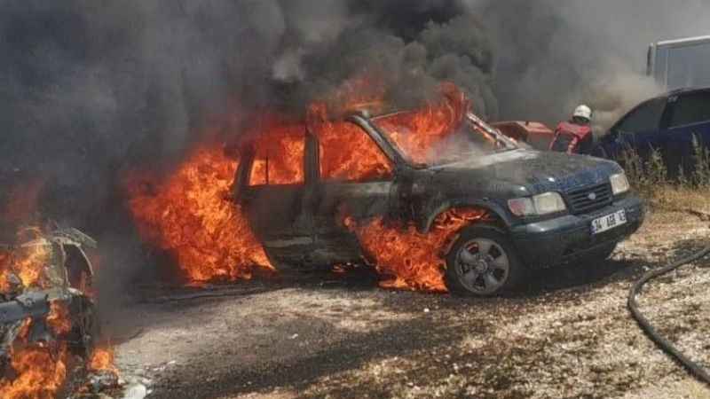 Malatya'da ot yangını otoparka sıçrayınca araçlar yanarak hasar gördü Malatya'da ot yangını otoparka sıçrayınca araçlar yanarak hasar gördü