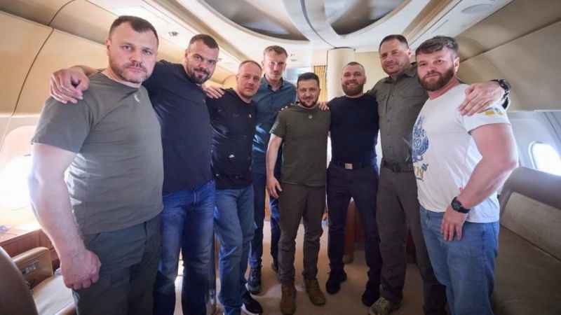 Zelenskiy, 5 Azov Taburu komutanıyla Türkiye’den ayrıldı