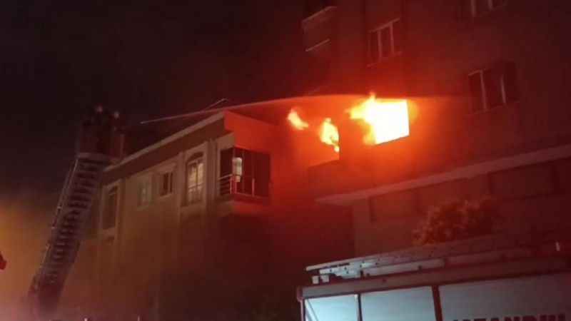 Küçükçekmece’de 6 katlı binada yangın paniği