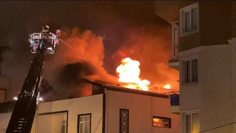 Pendik'te iki katlı binanın çatı katı alev alev yandı