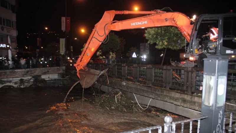 Ordu'da sel: Cadde ve sokaklar göle döndü