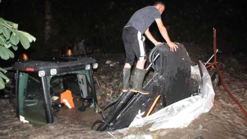 Karadeniz'de sel! İş makinesi ve araçlar toprak altına kaldı