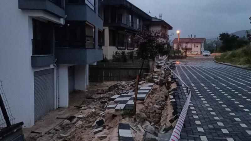 Bolu’da taşan derelerin suyu istinat duvarını çökertti Bolu’da taşan derelerin suyu istinat duvarını çökertti
