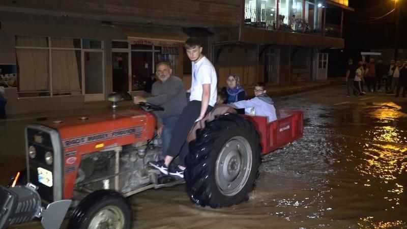 Sakarya Karasu'da dere yaklaşık 5 metre yükseldi, mahalleyi su bastı