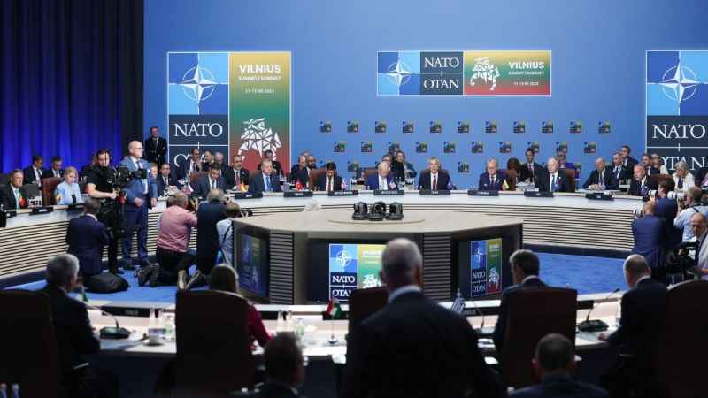NATO liderleri zirvenin ilk oturumuna katıldı NATO liderleri zirvenin ilk oturumuna katıldı