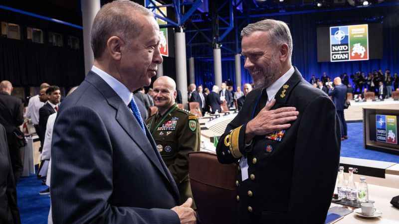 NATO liderleri zirvenin ilk oturumuna katıldı NATO liderleri zirvenin ilk oturumuna katıldı