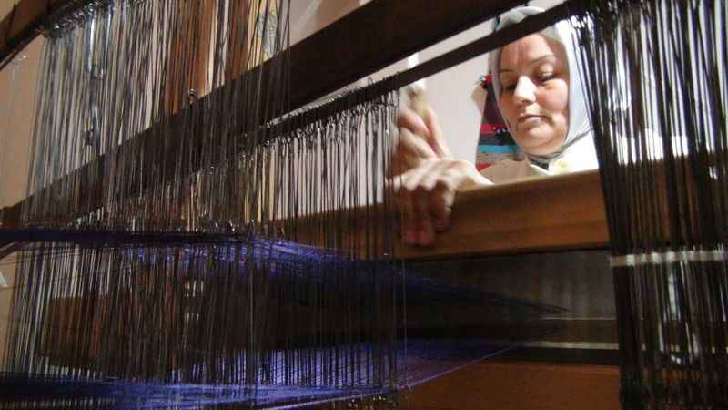 650 yıllık Manisa Bezi ebru sanatıyla renklendi 650 yıllık Manisa Bezi ebru sanatıyla renklendi