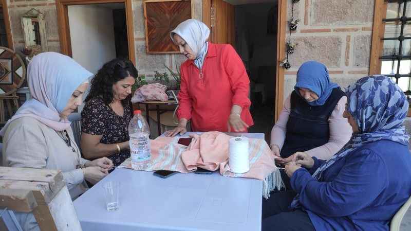 650 yıllık Manisa Bezi ebru sanatıyla renklendi 650 yıllık Manisa Bezi ebru sanatıyla renklendi