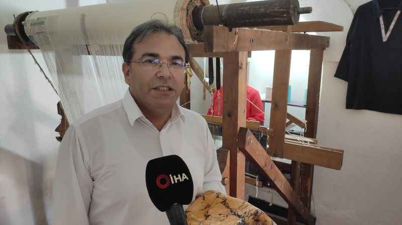 650 yıllık Manisa Bezi ebru sanatıyla renklendi 650 yıllık Manisa Bezi ebru sanatıyla renklendi