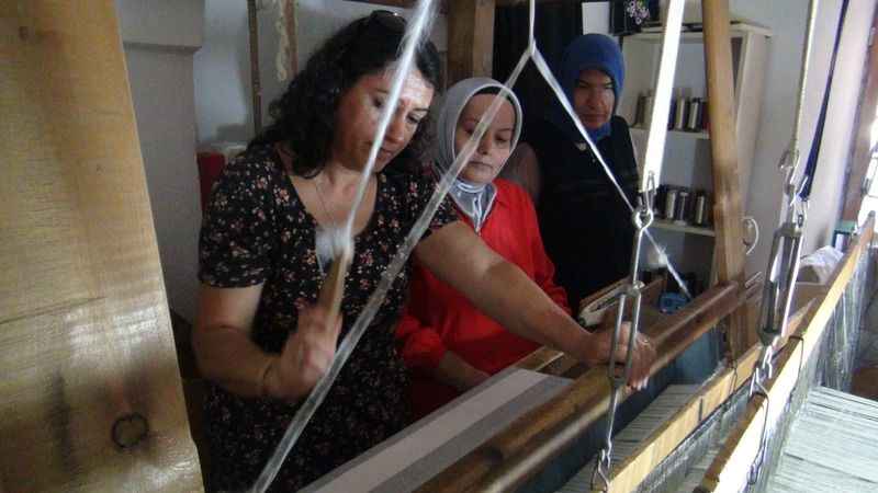650 yıllık Manisa Bezi ebru sanatıyla renklendi 650 yıllık Manisa Bezi ebru sanatıyla renklendi