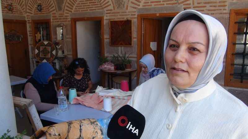 650 yıllık Manisa Bezi ebru sanatıyla renklendi 650 yıllık Manisa Bezi ebru sanatıyla renklendi
