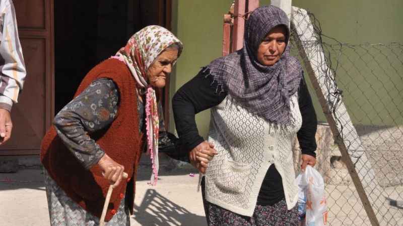 Köy camisi hastane oldu, bahçesi acil servis Köy camisi hastane oldu, bahçesi acil servis