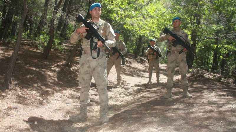Komandolar Kaz Dağları'nda devriyede Komandolar Kaz Dağları'nda devriyede