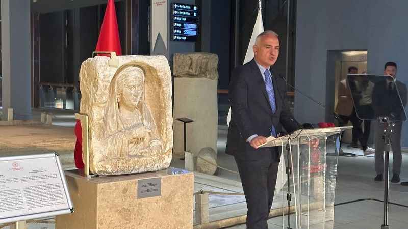 Zeugma kökenli mezar steli, düzenlenen törenle Türkiye’ye iade edildi