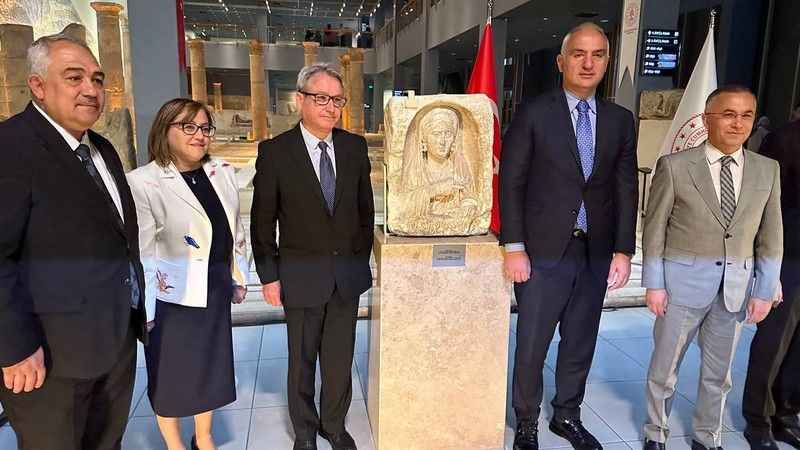 Zeugma mezar steli, Türkiye’ye iade edildi Zeugma mezar steli, Türkiye’ye iade edildi