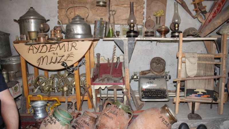 Atmaya kıyamadığı eşyalarla köyde müze kurdu