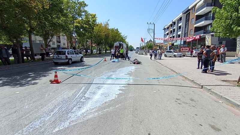 Kamyonun çarptığı motosiklet sürücüsü genç hayatını kaybetti Kamyonun çarptığı motosiklet sürücüsü genç hayatını kaybetti