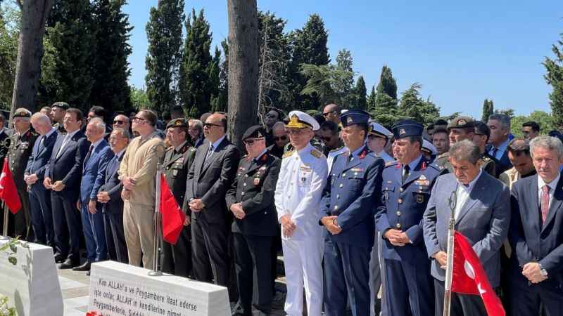 Edirnekapı Şehitliği'nde 15 Temmuz şehitleri için tören düzenlendi Edirnekapı Şehitliği'nde 15 Temmuz şehitleri için tören düzenlendi