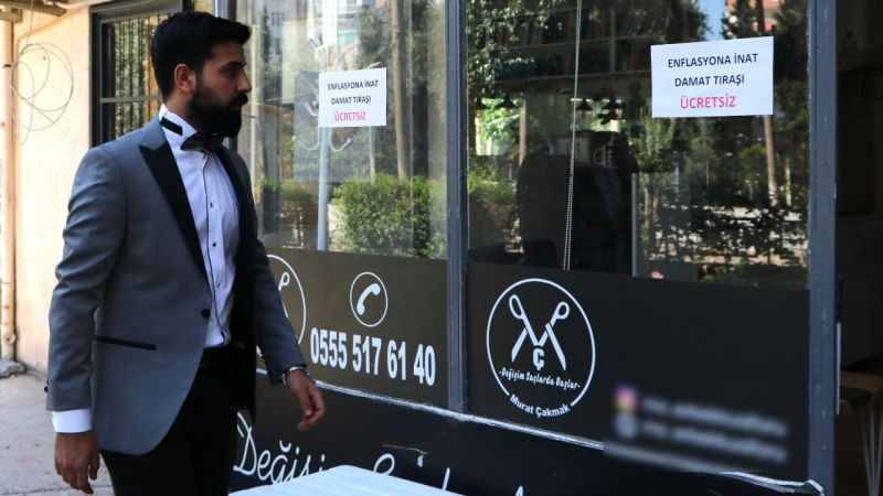 Bu berberde damatlara tıraş ücretsiz Bu berberde damatlara tıraş ücretsiz