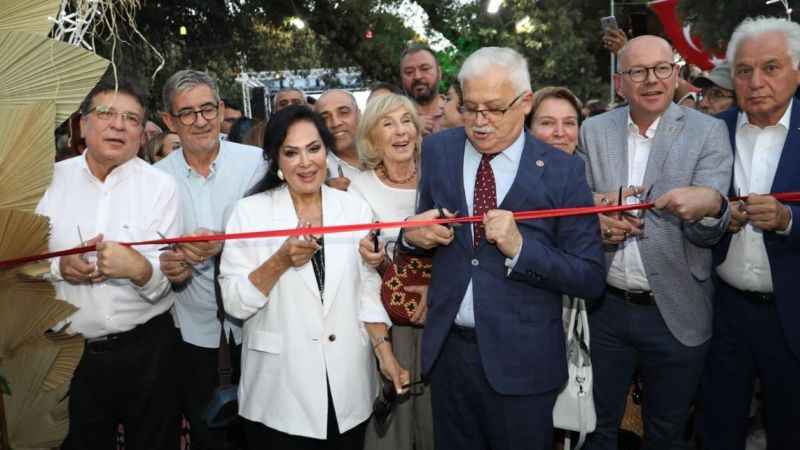 Burhaniye Kitap Fuarı'nda Türkan Şoray rüzgarı